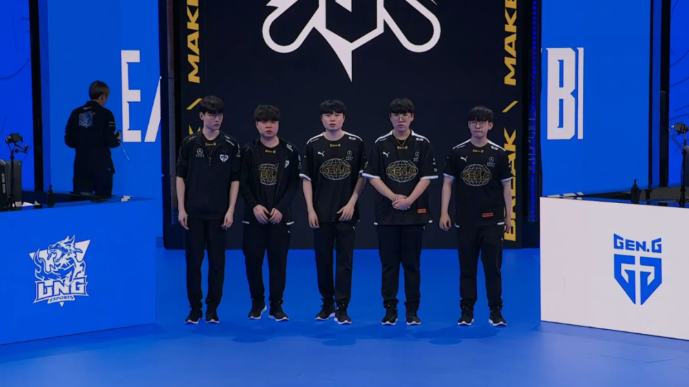 这是帮助他 这是帮助他